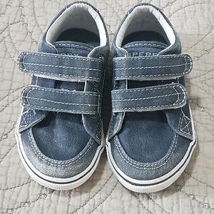 Size 6 wide sperry sneakers!